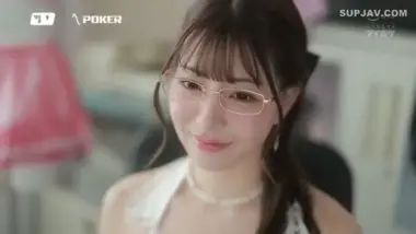 Seragam Seksi Bos Cantik Bikin Salah Fokus