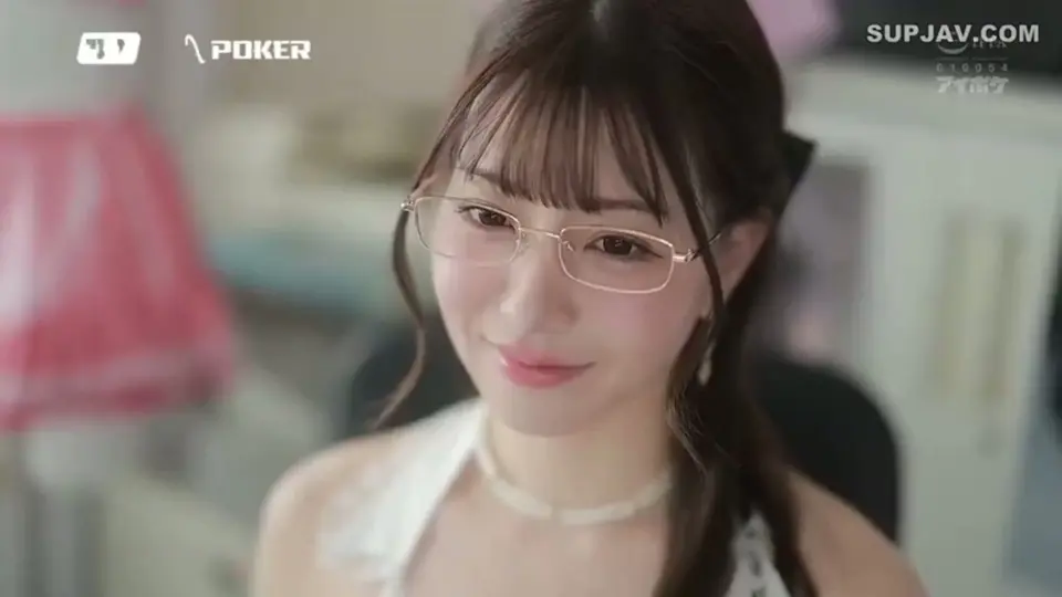 Seragam Seksi Bos Cantik Bikin Salah Fokus